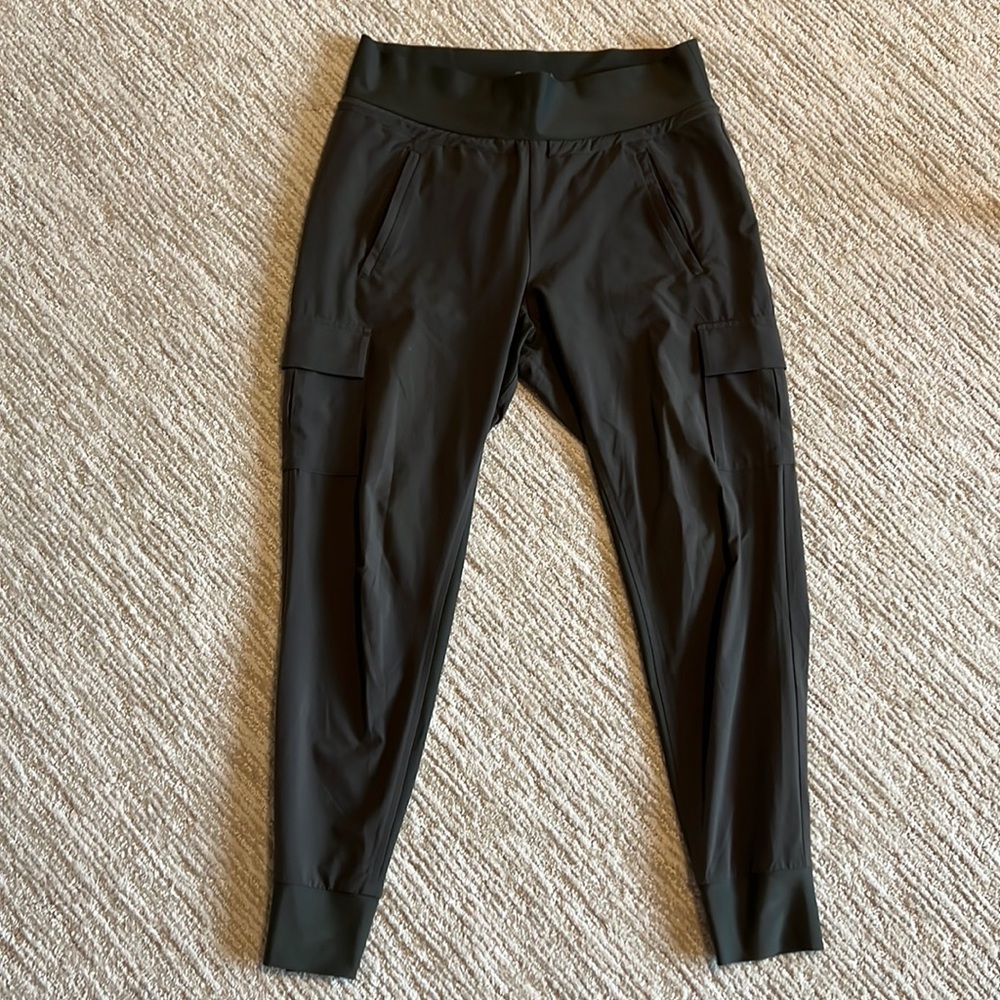 Athleta Cargo Jogger, Size 6, great condition, green/gray color, pockets